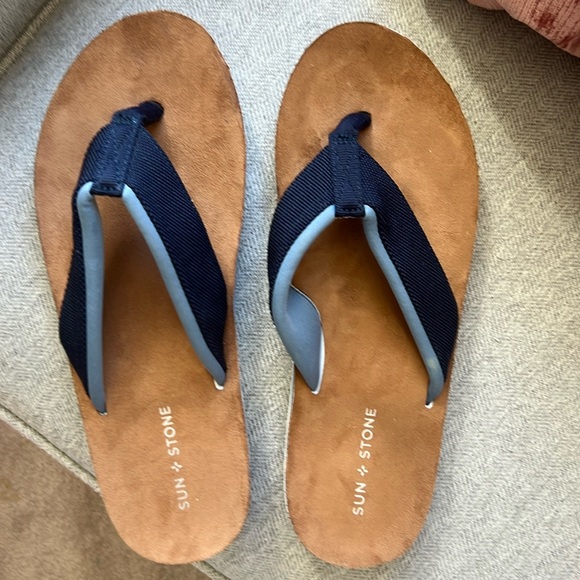NWOT SZ 9 Sun + Stone men’s Navy Tan Faux Suede Flip Flops - Picture 2 of 5